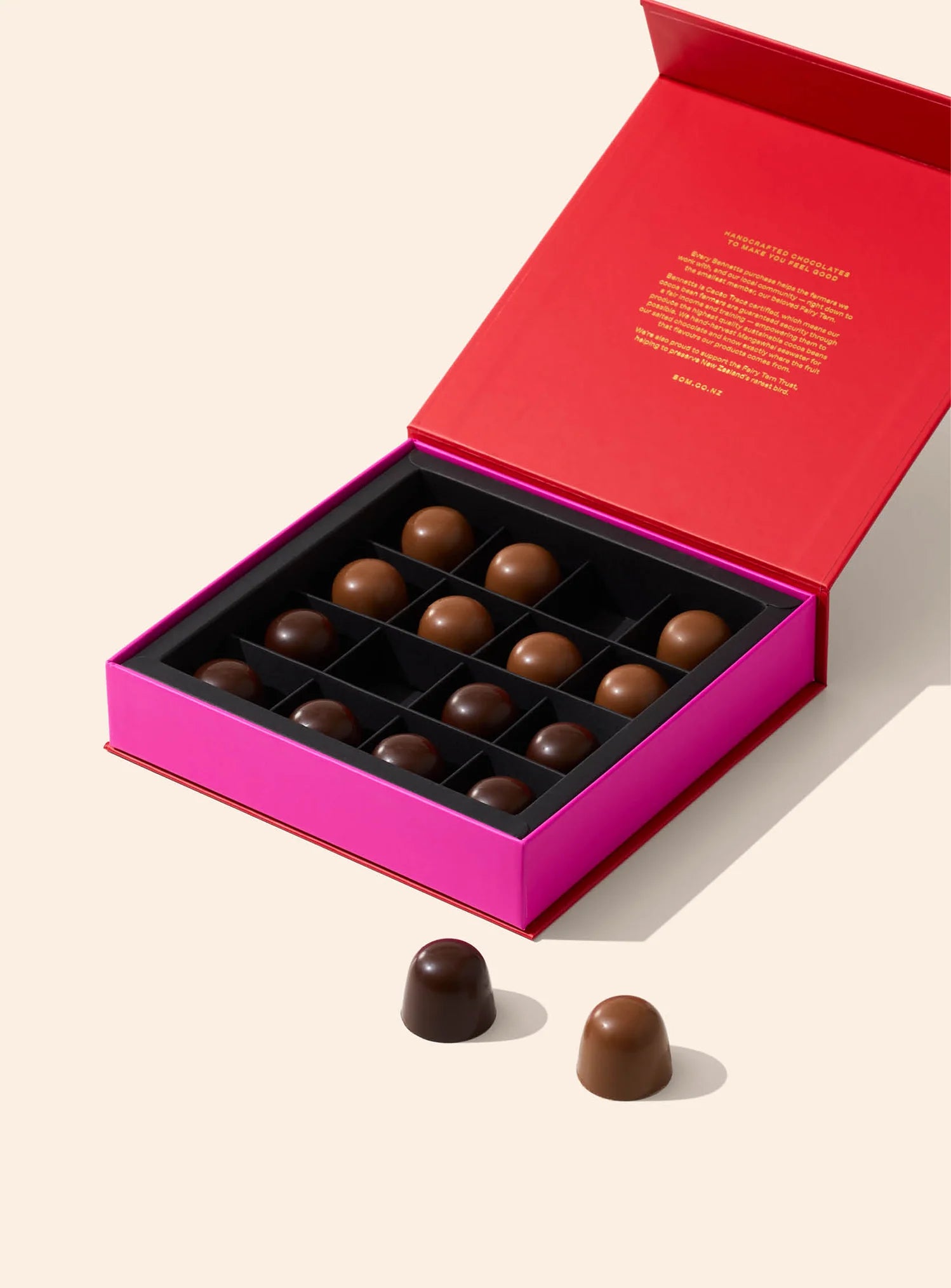 Bennetts 16 Whole Roasted Hazelnut & Crispy Praline